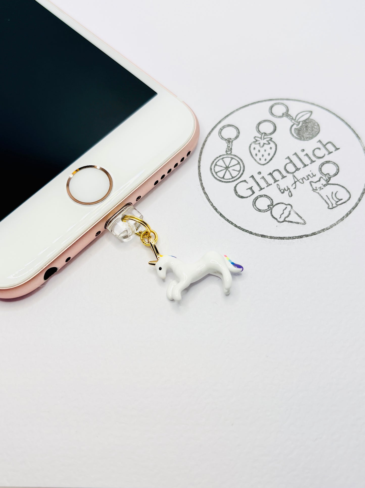 Einhorn Mini Charm in Weiß mit Regenbogen-Mähne. Magischer Style für dein Smartphone