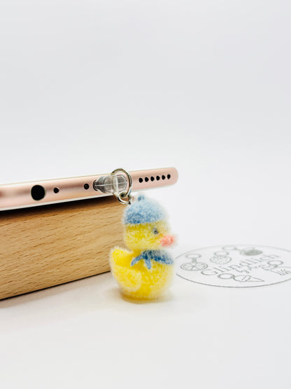 Flauschiges Entchen Mini Charm in Gelb und Blau. Verspielter Glücksbringer für dein Smartphone