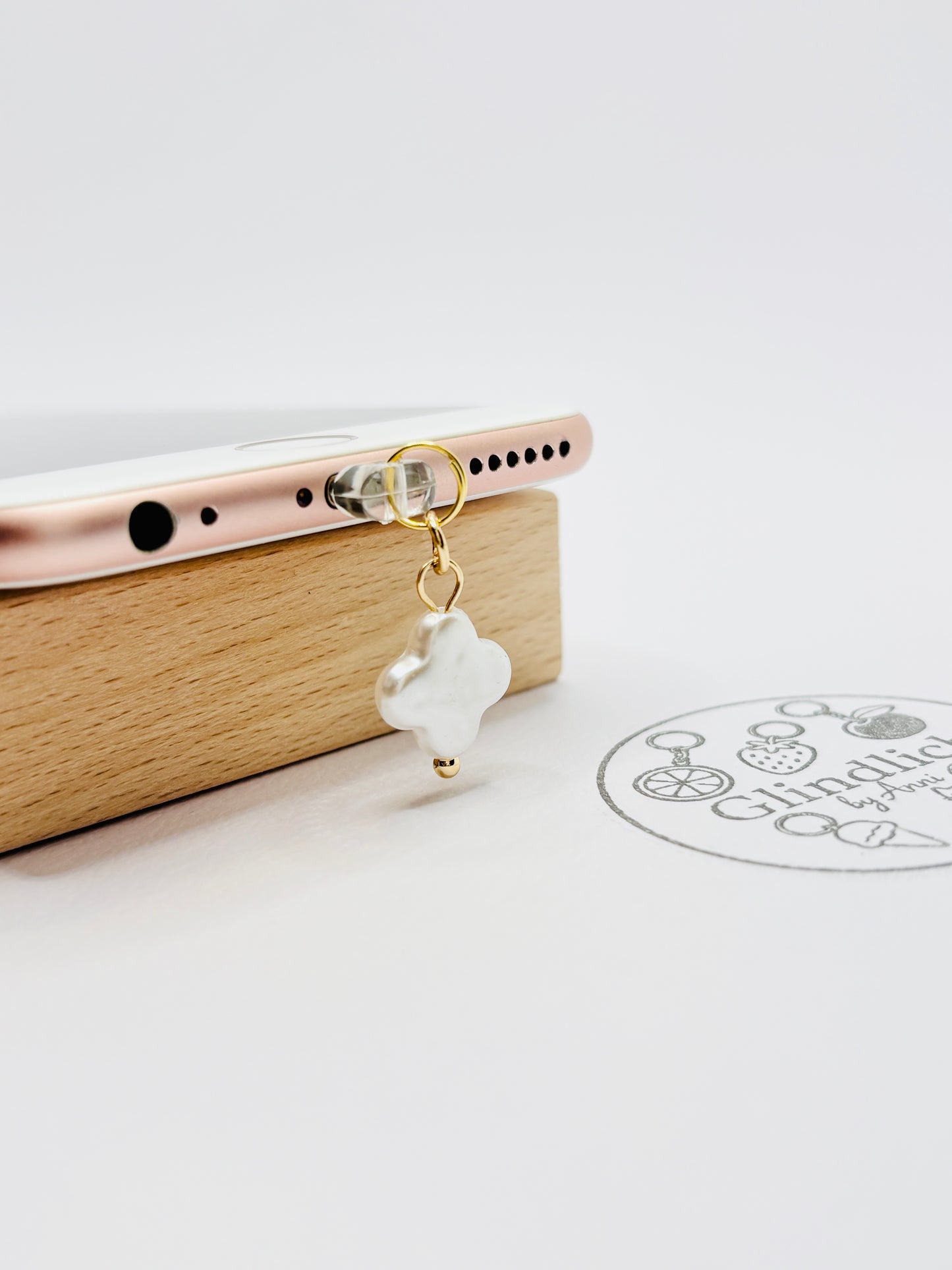 Kleeblatt Mini Charm in milchigem Weiß und Gold. Perlmutt-Glück für dein Smartphone