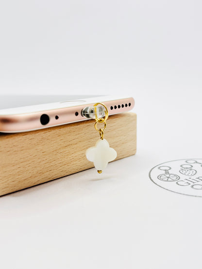 Kleeblatt Mini Charm in Weiß und Gold. Sanfter Glindlich-Moment für dein Smartphone