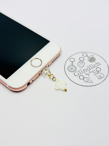 Kleeblatt Mini Charm in Weiß und Gold. Sanfter Glindlich-Moment für dein Smartphone