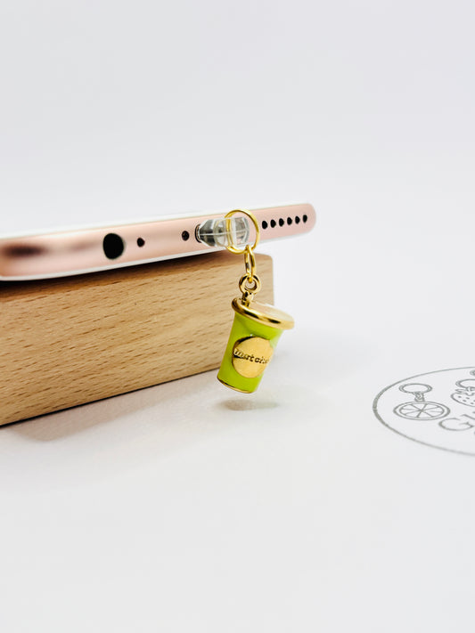 Matcha Mini Charm in Grün und Gold. Dein Zen-Glindlich-Moment für dein Smartphone