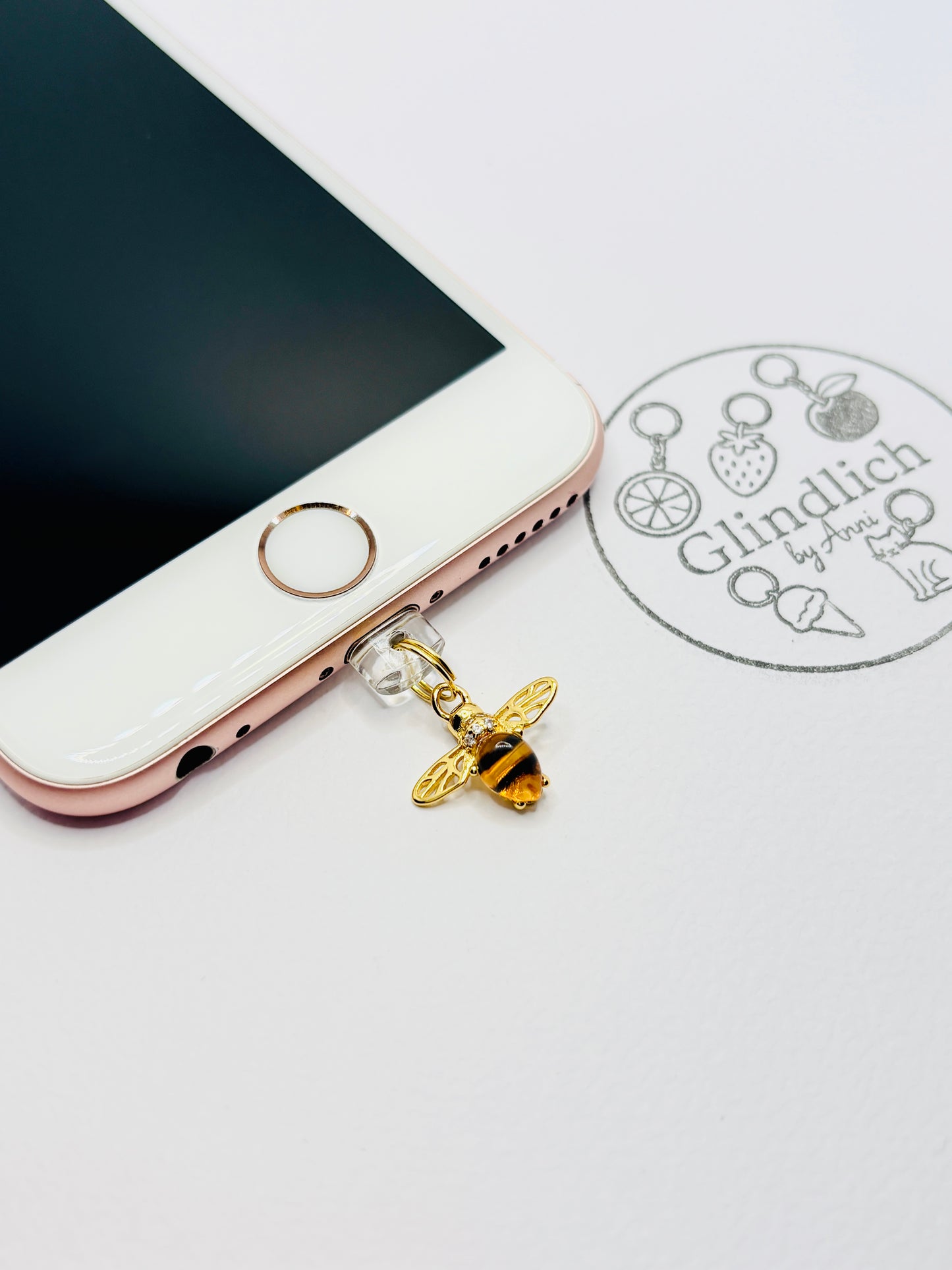 Bienen Mini Charm in Gold mit bernsteinfarbener Note. Natürlicher Glanz für dein Smartphone