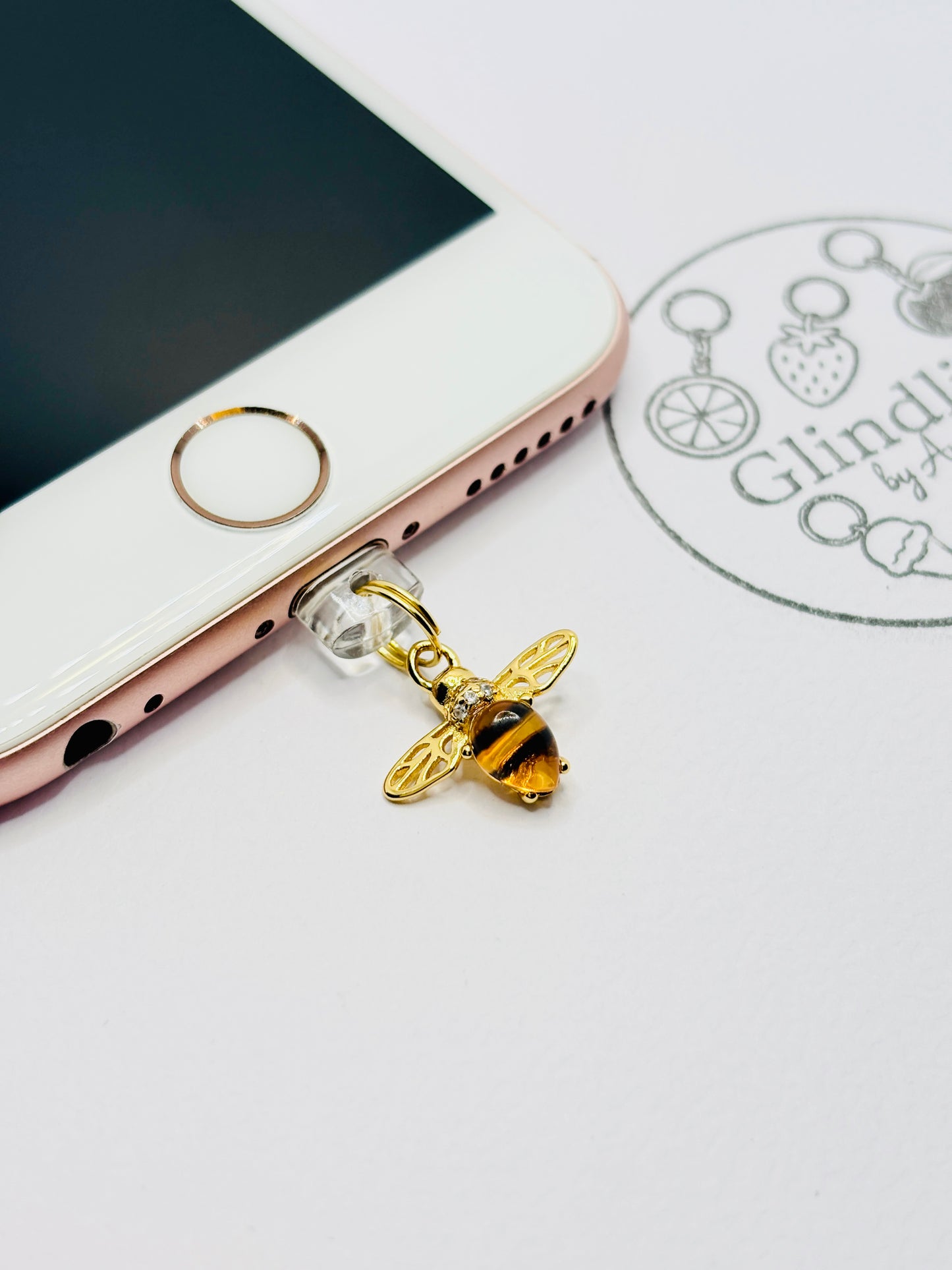 Bienen Mini Charm in Gold mit bernsteinfarbener Note. Natürlicher Glanz für dein Smartphone
