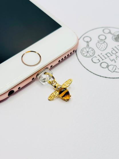 Bienen Mini Charm in Gold mit bernsteinfarbener Note. Natürlicher Glanz für dein Smartphone