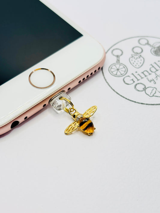 Bienen Mini Charm in Gold mit bernsteinfarbener Note. Natürlicher Glanz für dein Smartphone