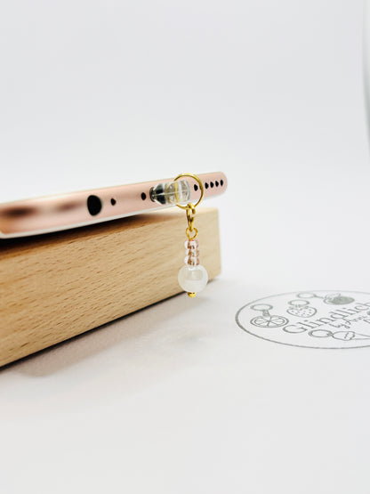 Perlen Mini Charm in Weiß und Rosa. Zartes Stil-Detail für dein Smartphone