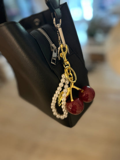 Funkelnder Kirsch-Anhänger. Funkelnder Schlüsselanhänger mit Perlen und Karabiner. In zwei Größen. Gold Cherry Bag Charm