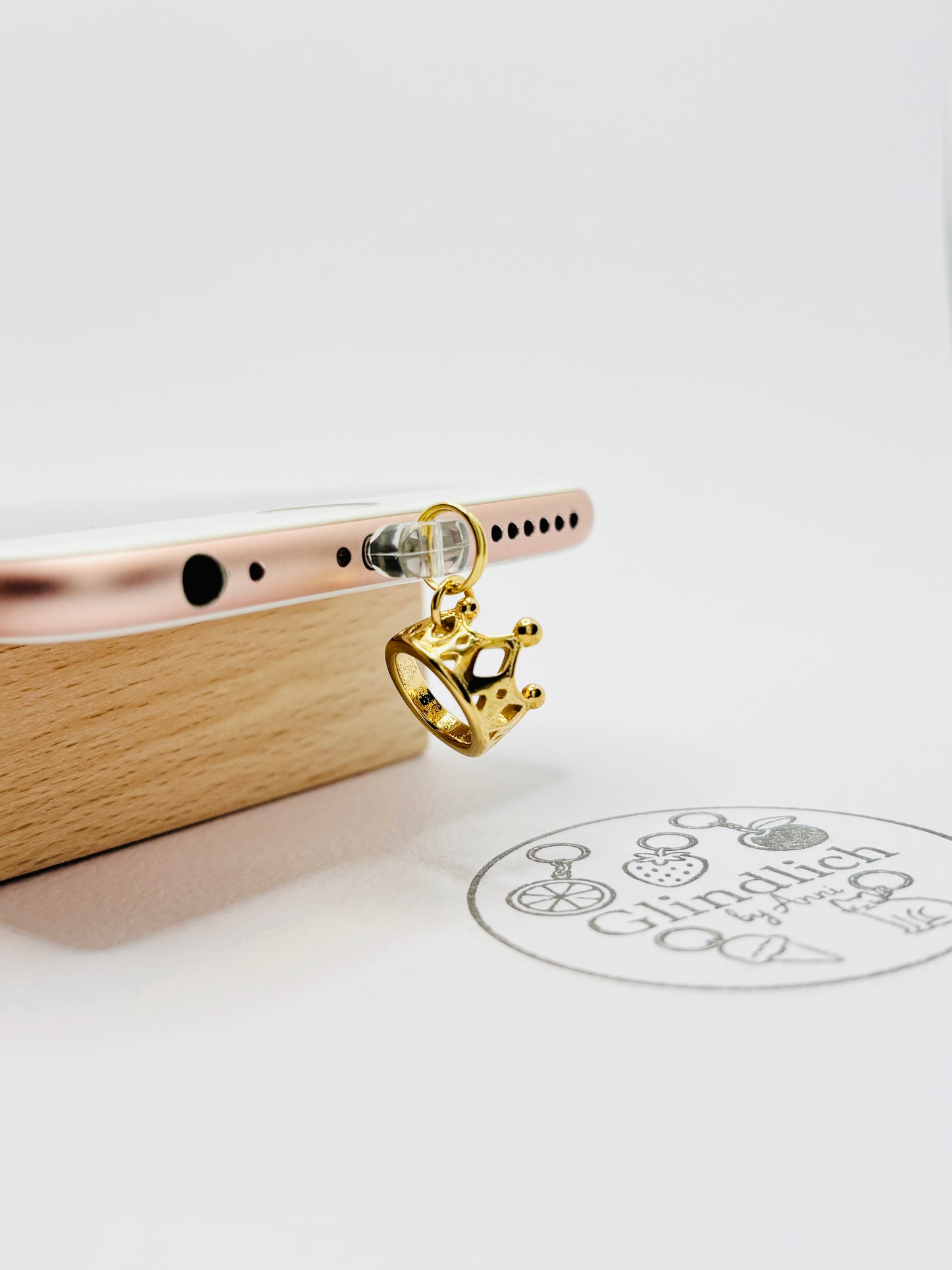 Kronen Mini Charm in Gold. Dein Glanzmoment für dein Smartphone