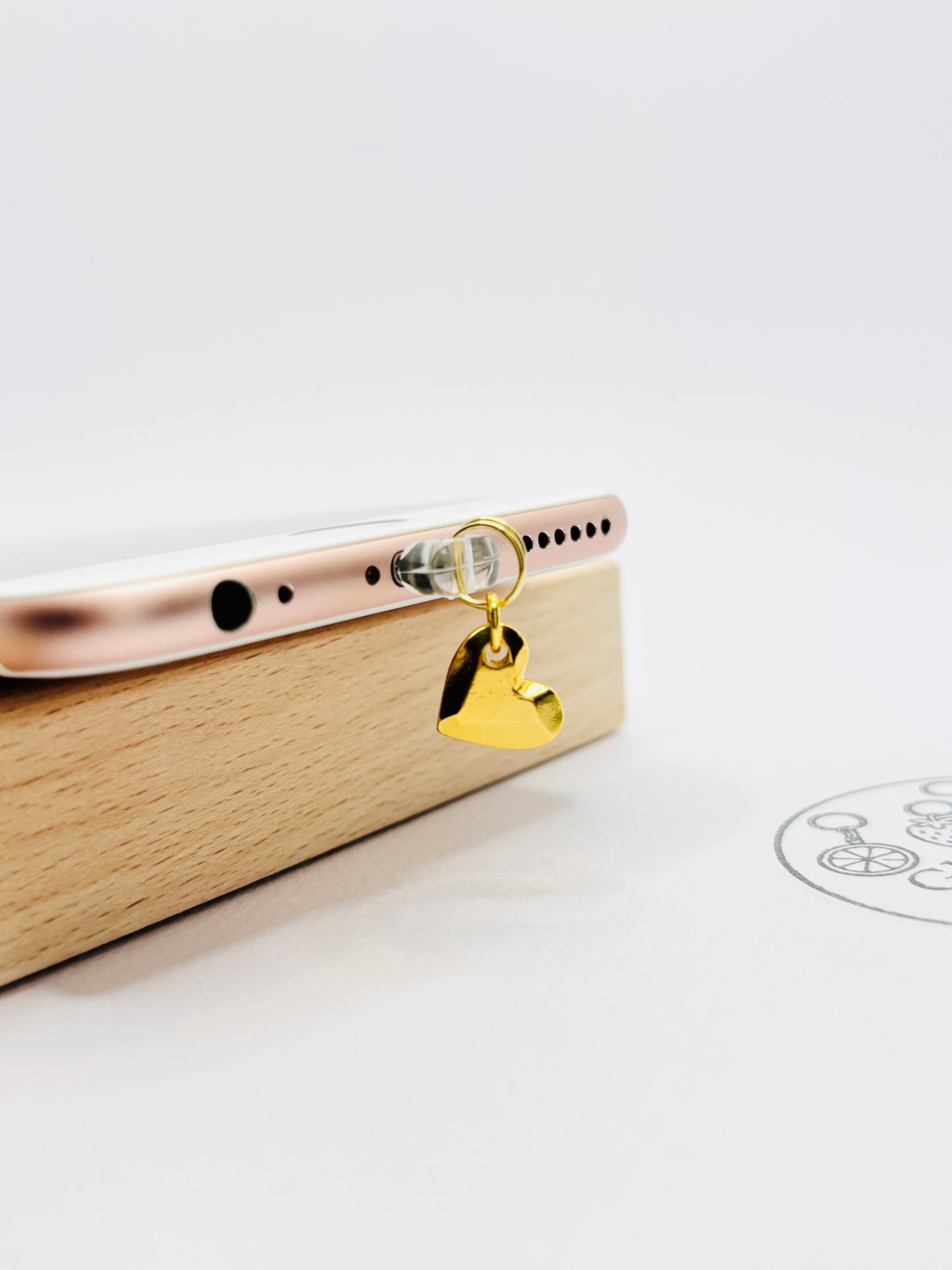 Herz Gold Handy Charm. Minimalistische Liebe fürs Smartphone.