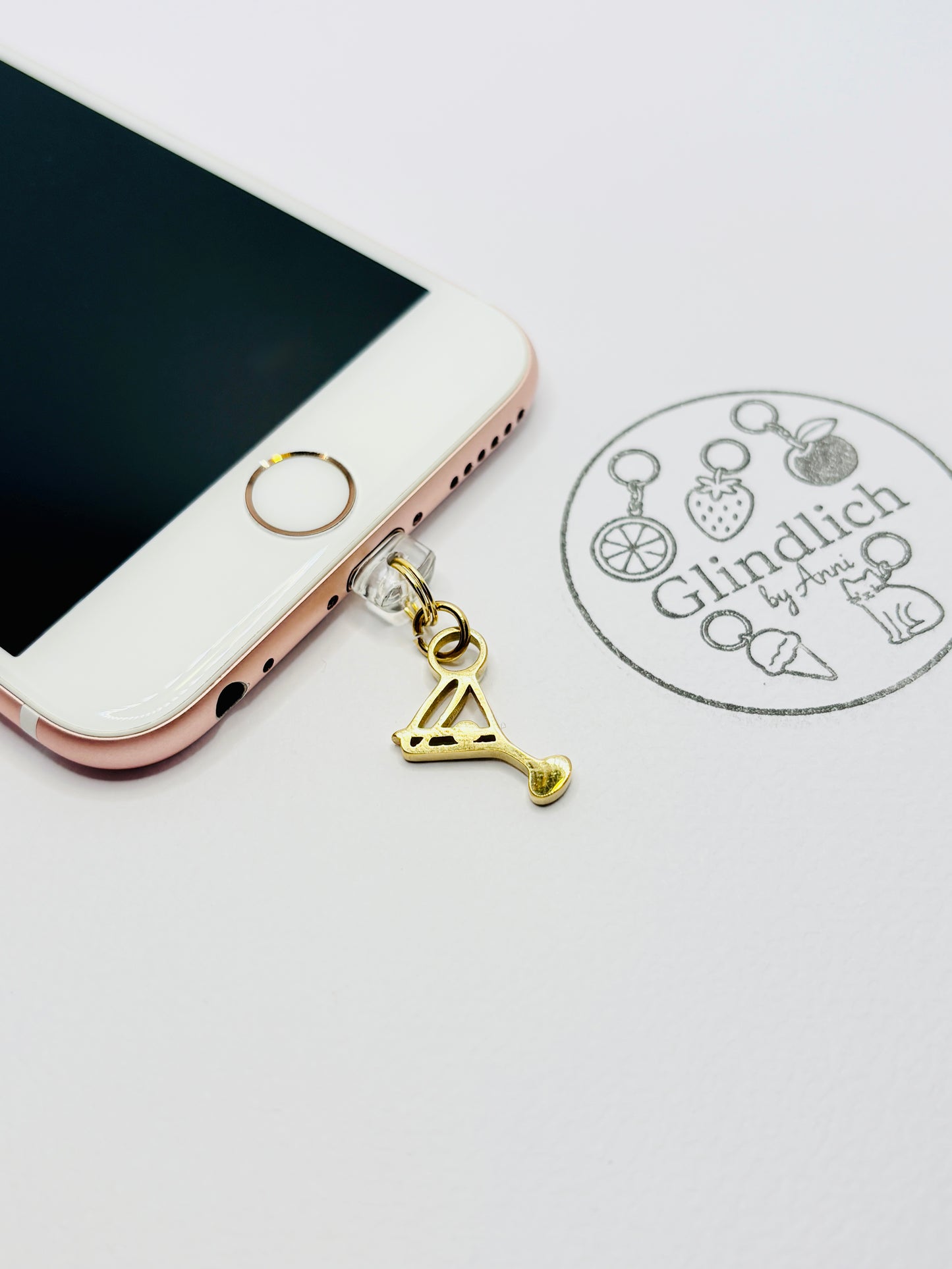 Cocktail Glas Mini Charm mit goldenem Glanz. Charm Anhänger für Cocktail-Liebhaber:innen