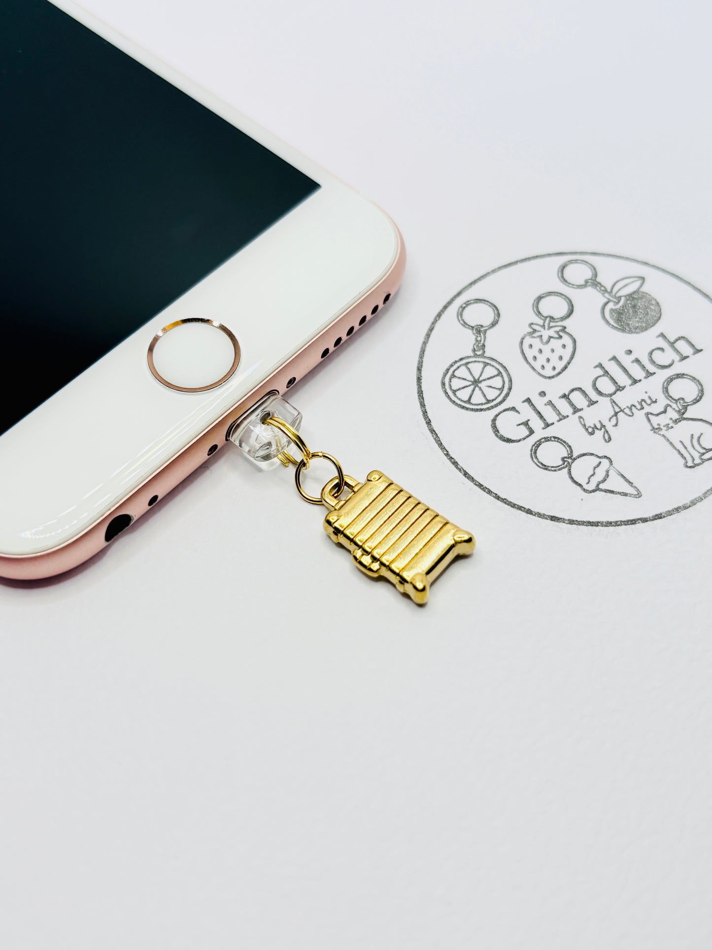 Koffer Mini Charm in Gold. Reiselust als stilvolles Detail für dein Smartphone