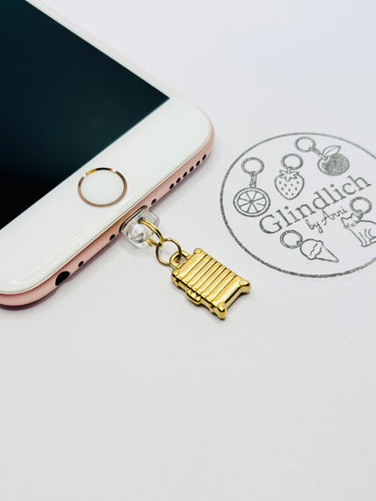 Koffer Mini Charm in Gold. Reiselust als stilvolles Detail für dein Smartphone