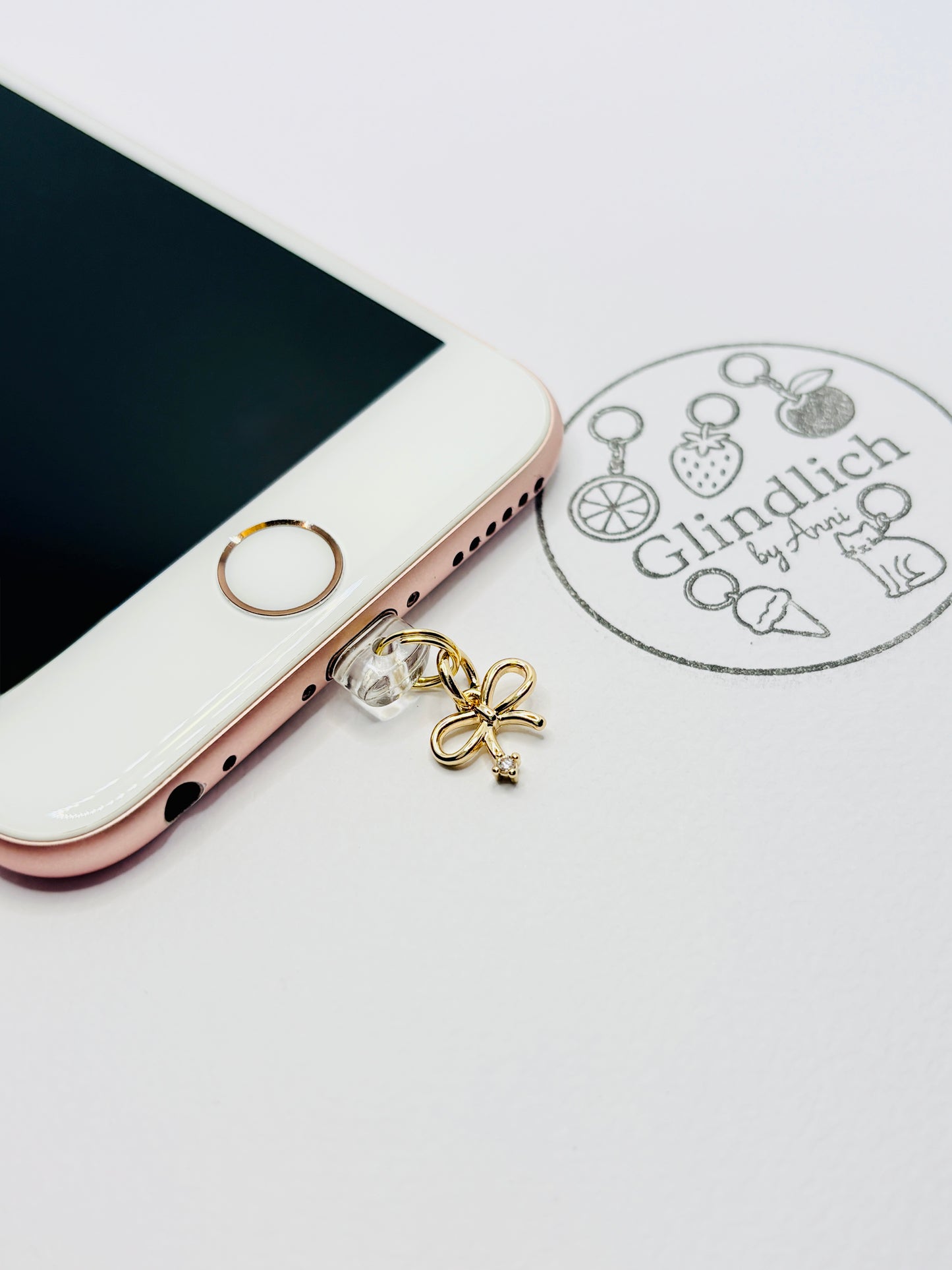 Schleifen Mini Charm in Gold. Verspielte Eleganz für dein Smartphone