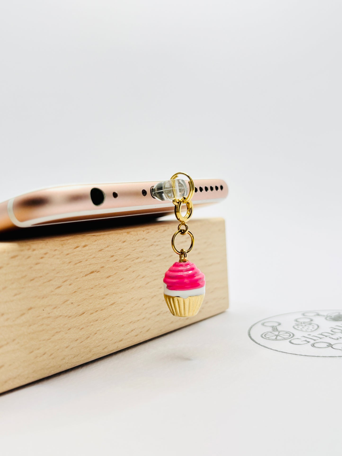 Cupcake Mini Charm in Pink und Gold. Süße Verspieltheit für dein Smartphone