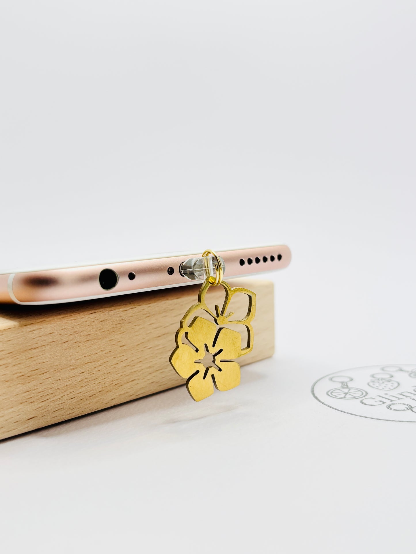 Lotusblüte Mini Charm in Gold. Sonnenmoment als stilvolles Detail für dein Smartphone