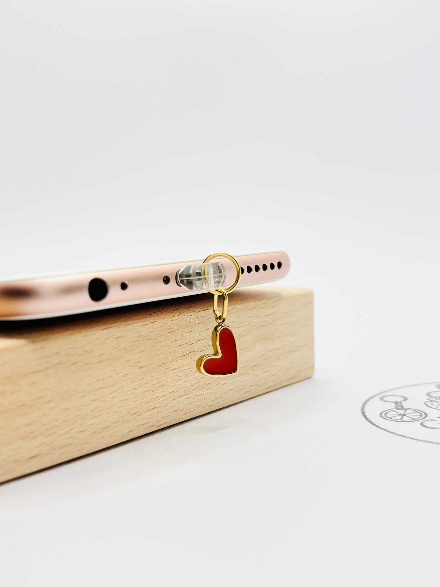 Herz Rot Gold Handy Charm. Liebe als stilvolles Statement.