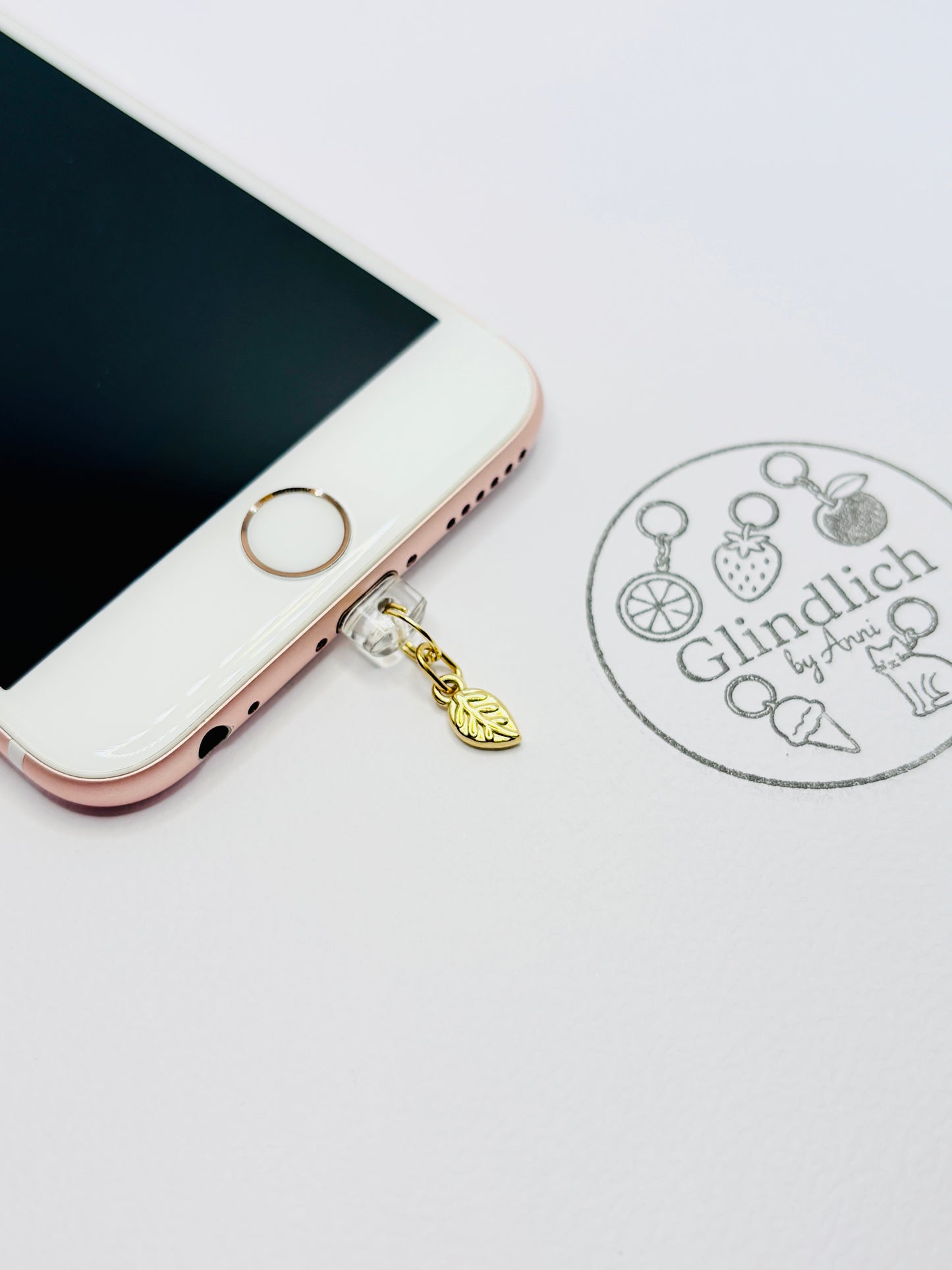 Blatt Mini Charm in Gold. Natürliches Stil-Detail für dein Smartphone