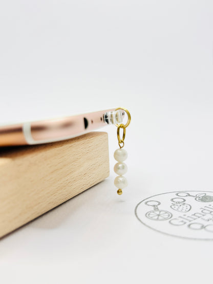 Perlen Mini Charm in Gold. Weißes Stil-Detail für dein Smartphone
