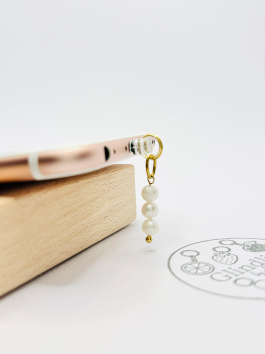 Perlen Mini Charm in Gold. Weißes Stil-Detail für dein Smartphone