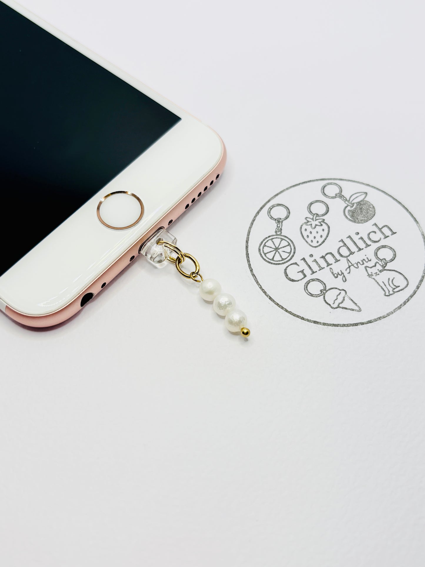 Perlen Mini Charm in Gold. Weißes Stil-Detail für dein Smartphone