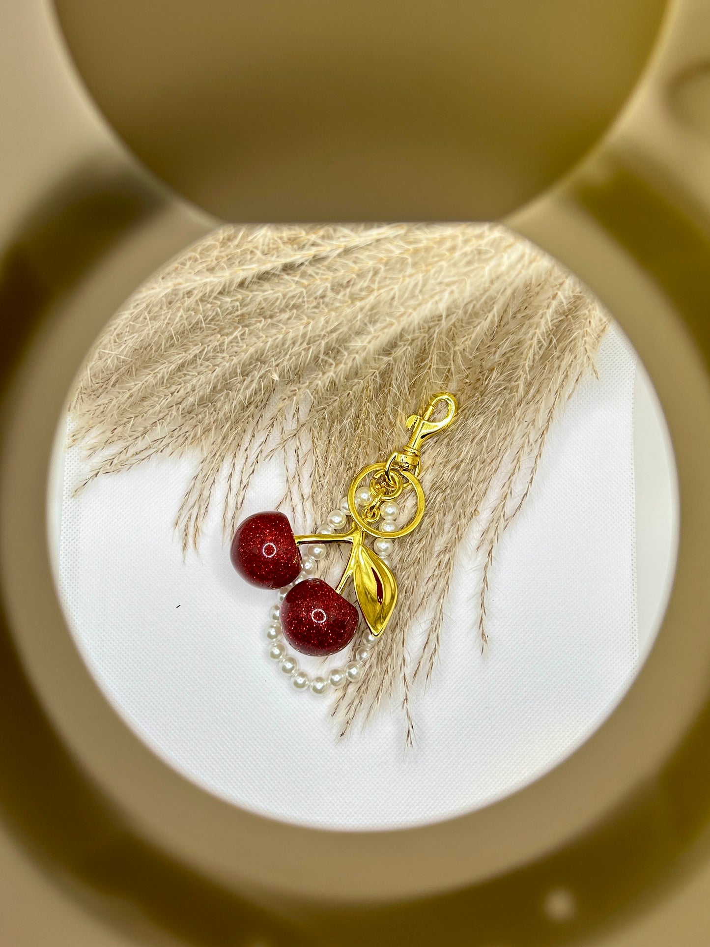Funkelnder Kirsch-Anhänger. Funkelnder Schlüsselanhänger mit Perlen und Karabiner. In zwei Größen. Gold Cherry Bag Charm