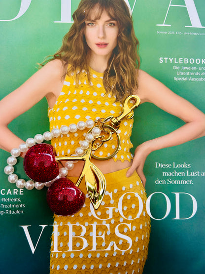 Funkelnder Kirsch-Anhänger. Funkelnder Schlüsselanhänger mit Perlen und Karabiner. In zwei Größen. Gold Cherry Bag Charm