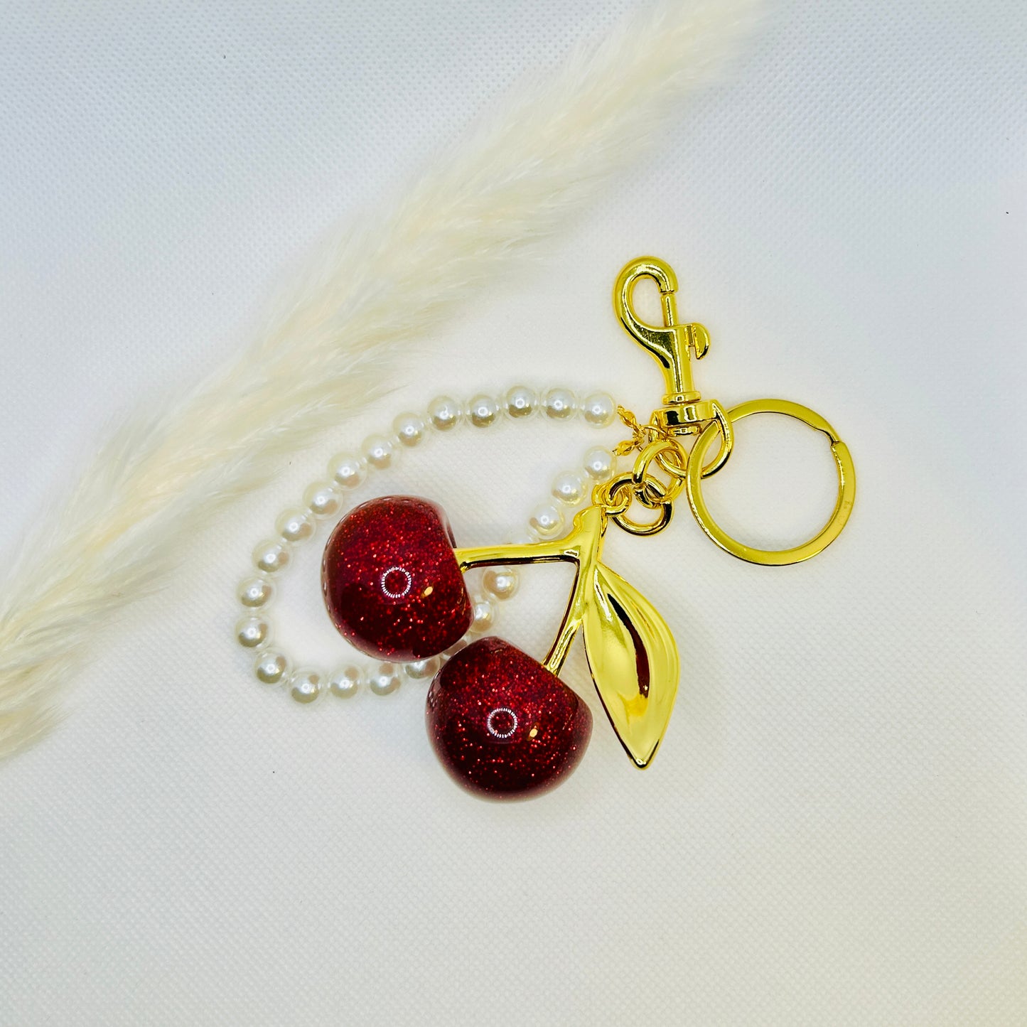 Funkelnder Kirsch-Anhänger. Funkelnder Schlüsselanhänger mit Perlen und Karabiner. In zwei Größen. Gold Cherry Bag Charm