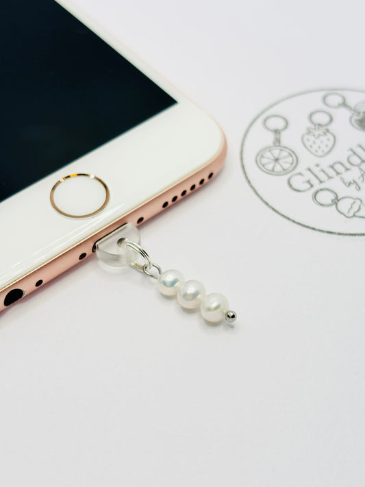 Perlen Charm mit drei Perlen. Minimalistischer Charm Anhänger für elegante Stilmomente