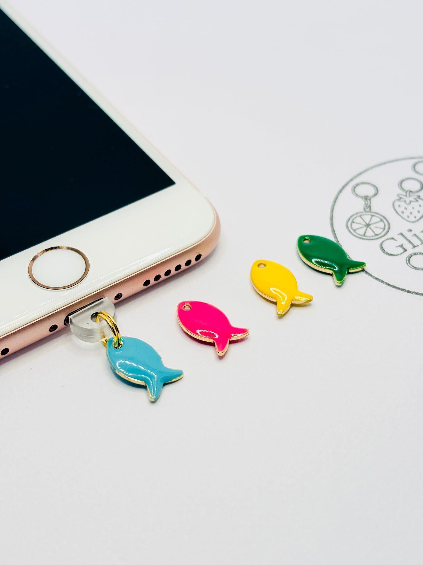 Minimalistischer Fisch Charm als Ozean Symbol. Charm Anhänger für Sommermomente