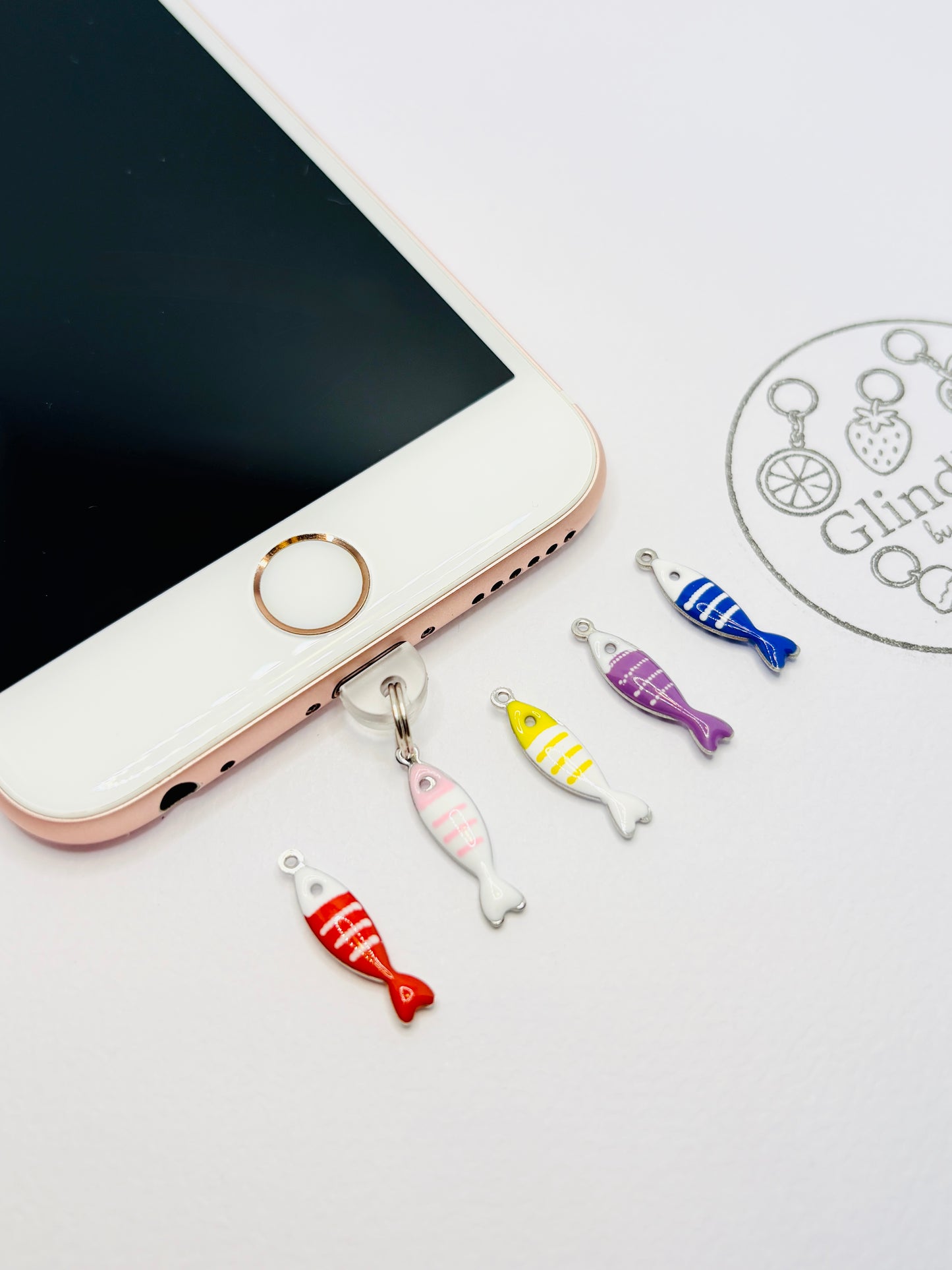 Bunter Fisch Charm im verspielten Design. Charm Anhänger für GLINDLICH Sommer und Ozean Vibes