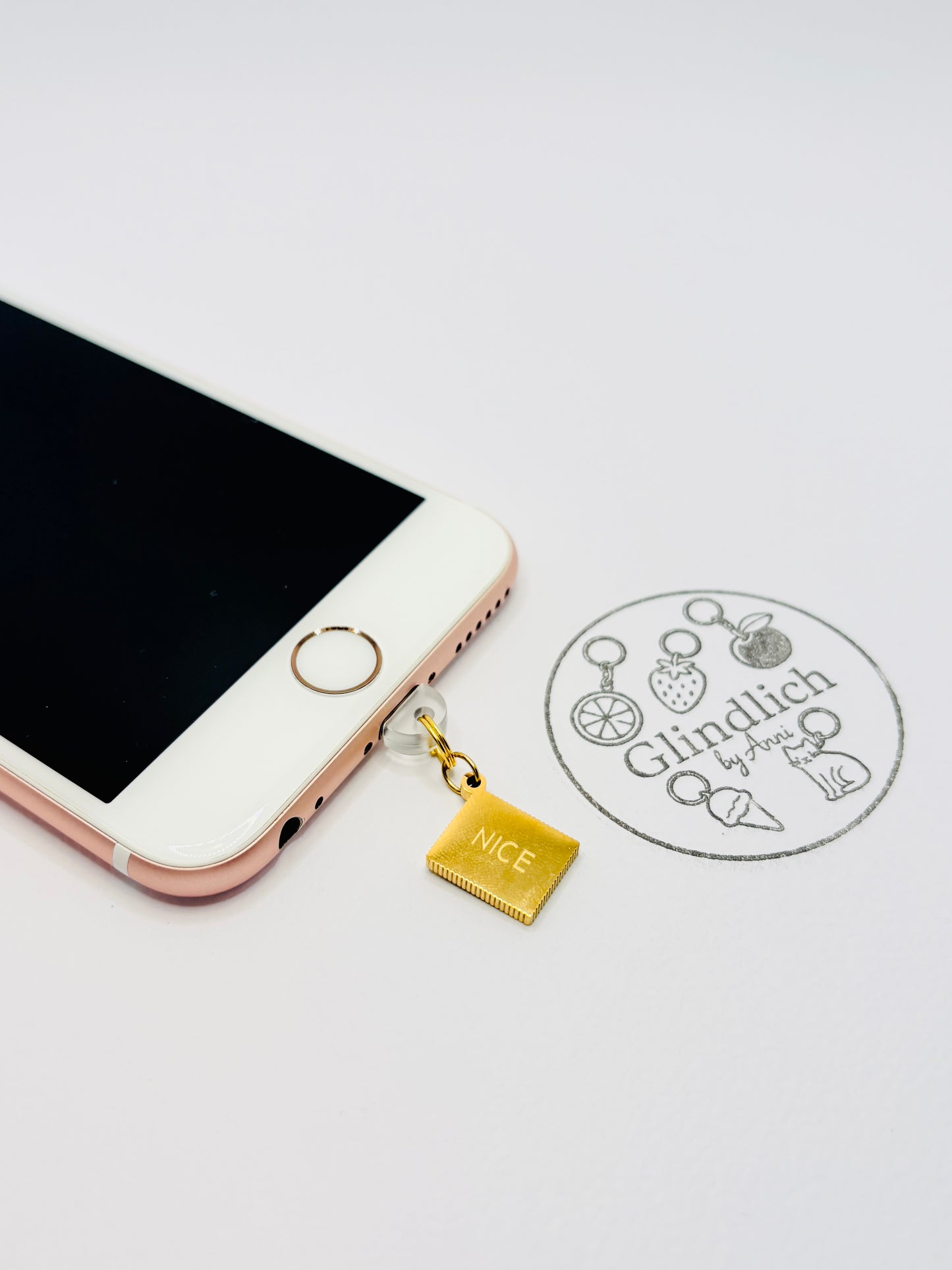 NICE Schrift Charm mit minimalistischem Design. Charm Anhänger für positive Style Statements