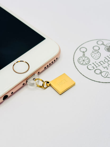 NICE Schrift Charm mit minimalistischem Design. Charm Anhänger für positive Style Statements