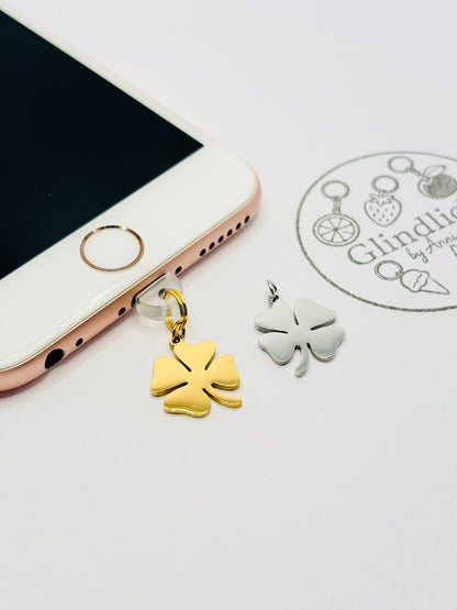 Mini Charm Kleeblatt in Silber. Dezenter Glücks-Charm