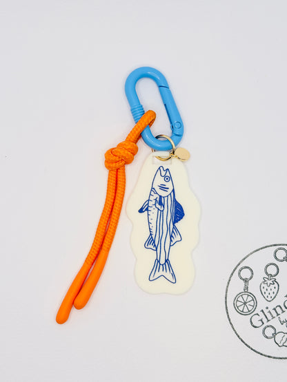 Maritimer Fisch Charm mit Seilband. Anhänger für Sommer und Küstenmomente
