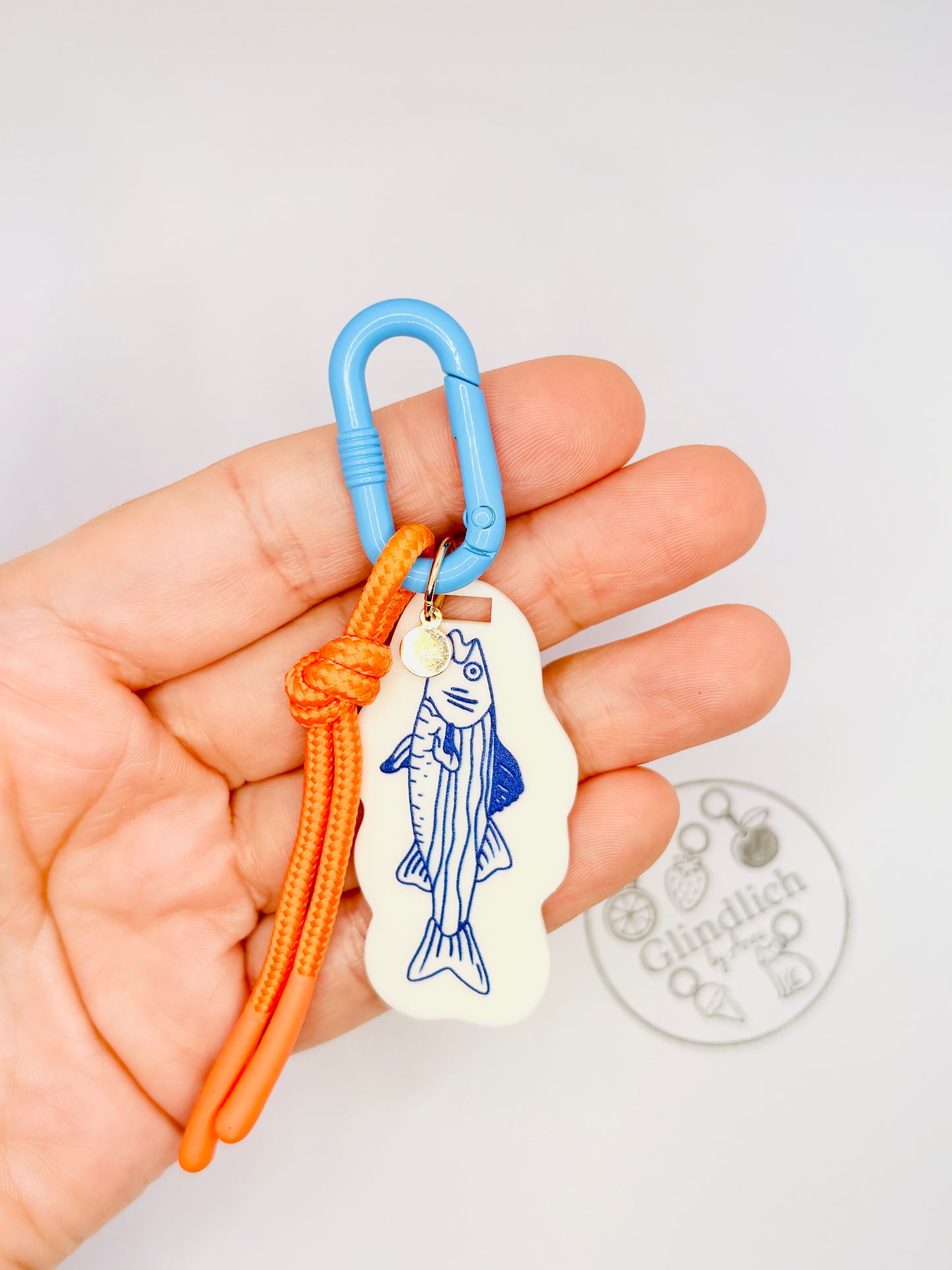 Maritimer Fisch Charm mit Seilband. Anhänger für Sommer und Küstenmomente