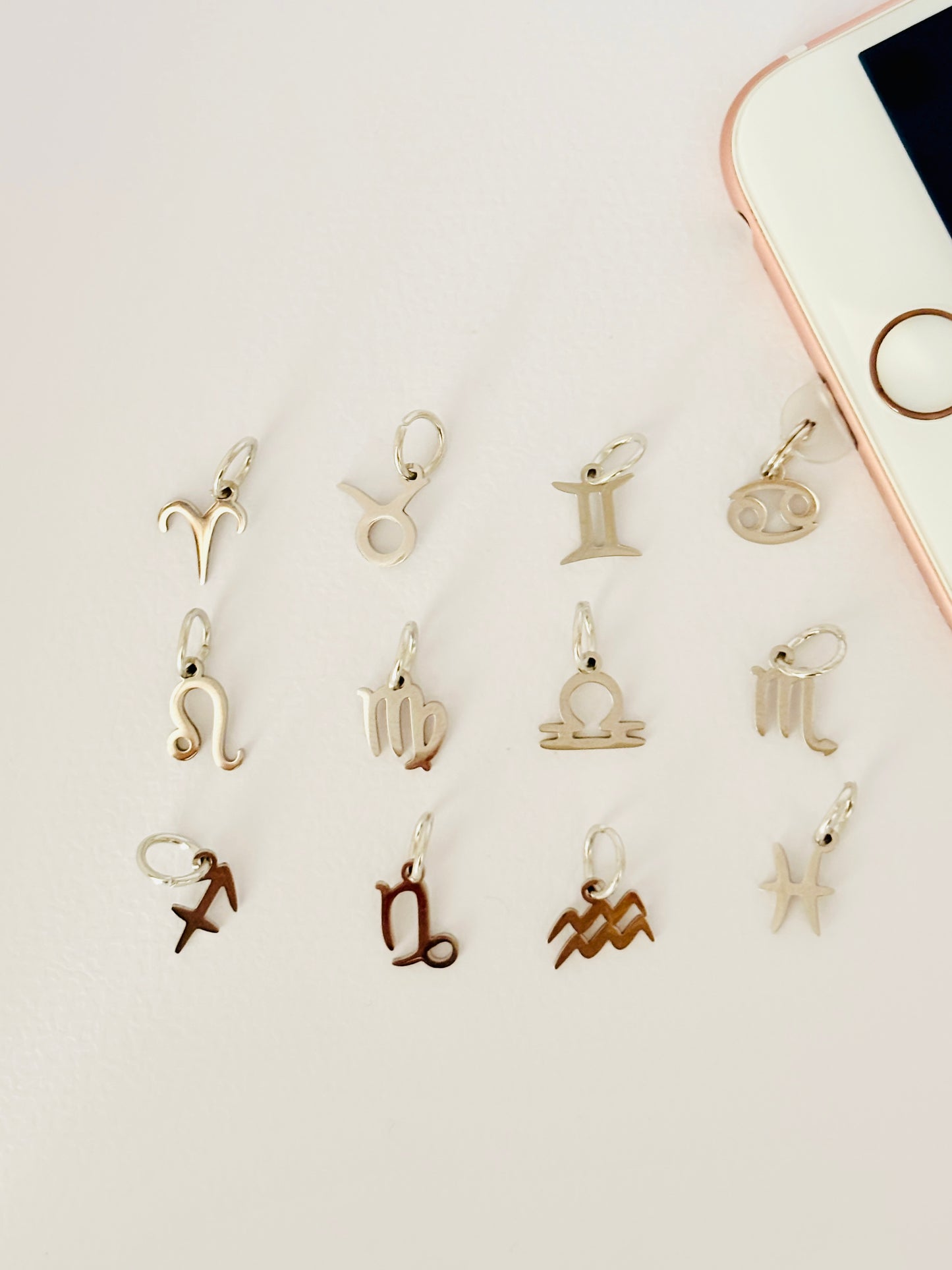 Sternzeichen Handy Charm. Dein astrologisches Symbol fürs Smartphone.