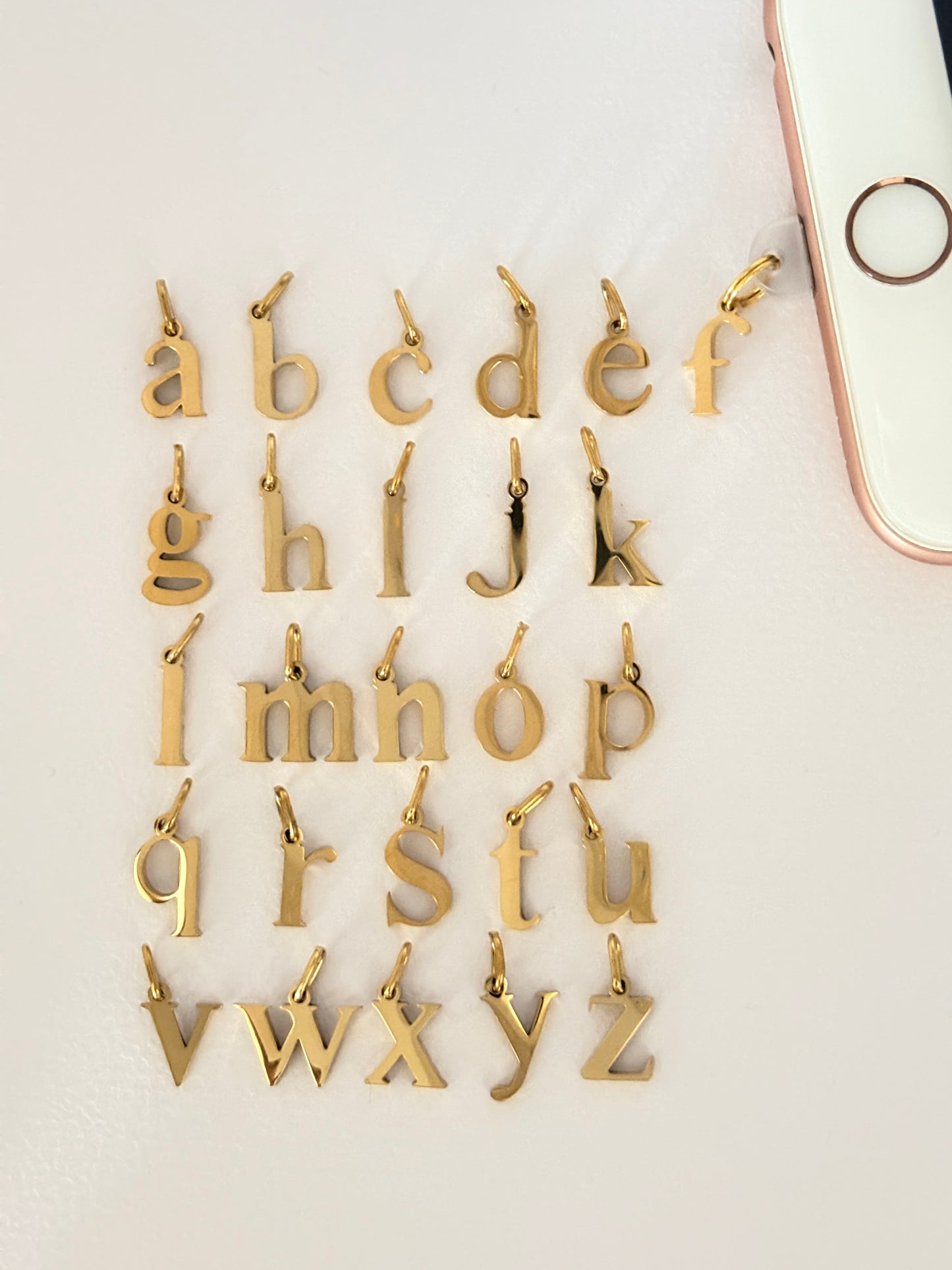 Buchstaben Handy Charm. Dein persönliches Statement fürs Smartphone.