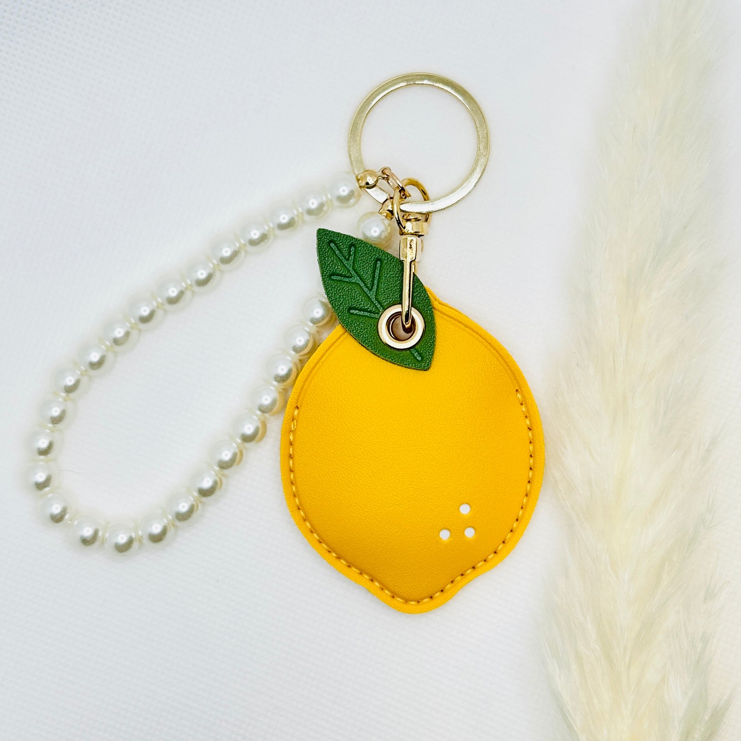 Zitronen Schlüsselanhänger mit Fach. Sommerliches Kunstleder-Etui für Kleingeld oder AirTag