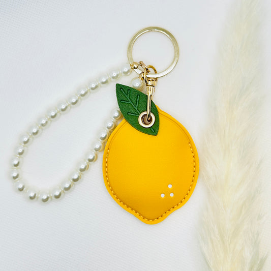 Zitronen Schlüsselanhänger mit Fach. Sommerliches Kunstleder-Etui für Kleingeld oder AirTag