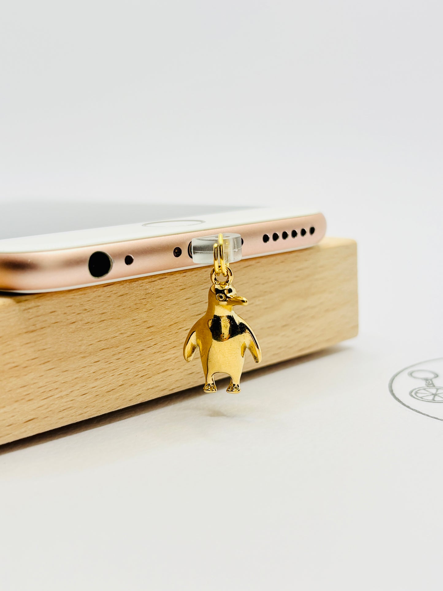 Pinguin Handy Charm. Treuer Begleiter mit Lächeln-Garantie.