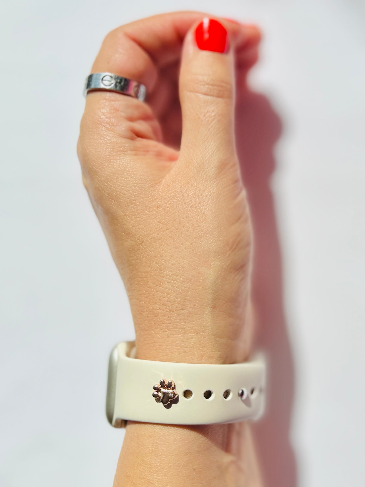 Pfote Watch Charm. Stille Tierliebe fürs Handgelenk.