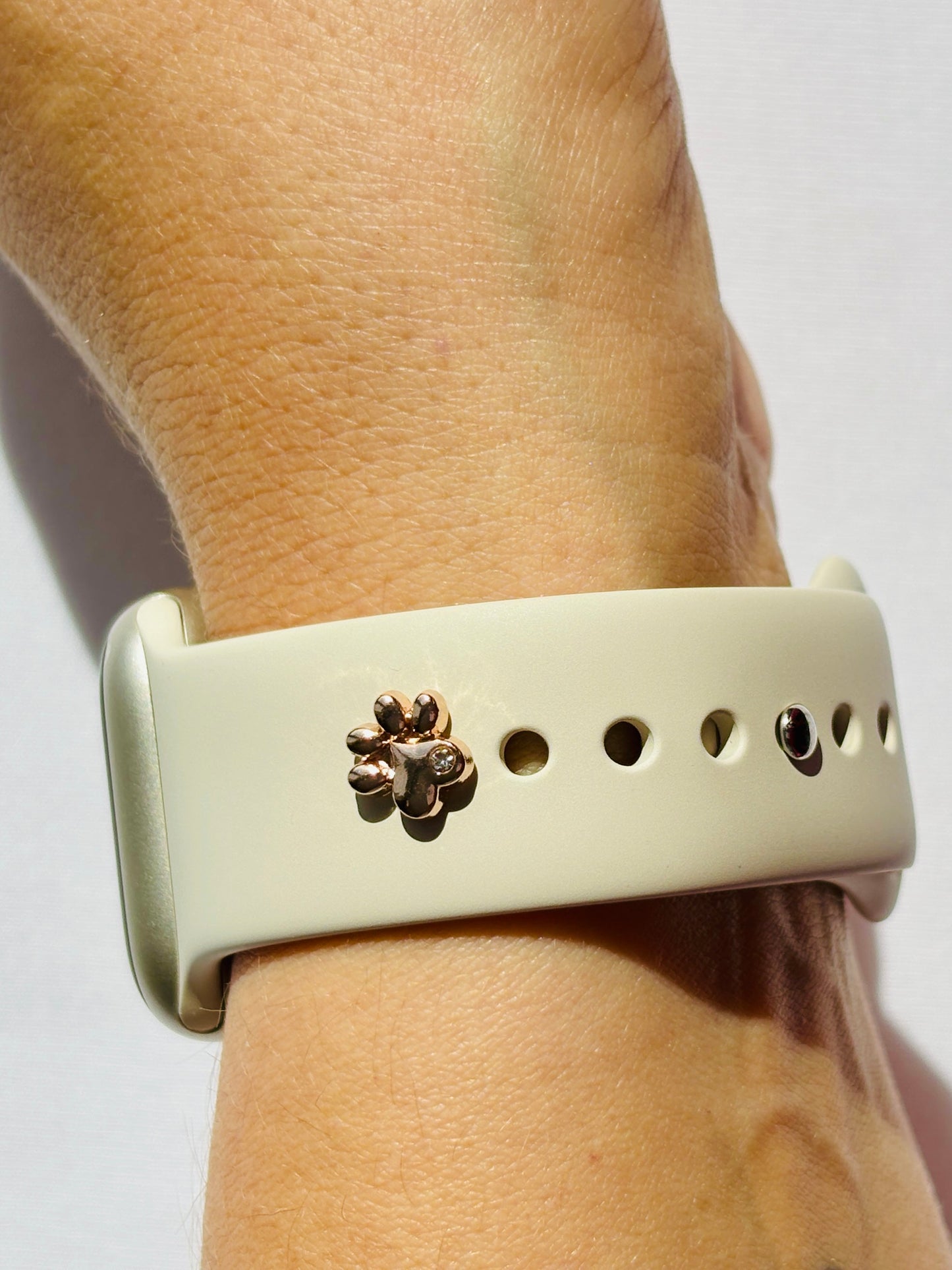 Pfote Watch Charm. Stille Tierliebe fürs Handgelenk.