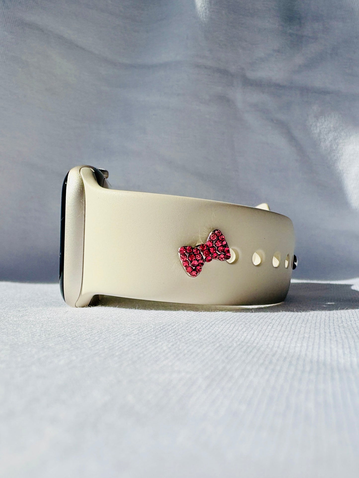 Schleife Watch Charm. Funkelnder Begleiter fürs Handgelenk.
