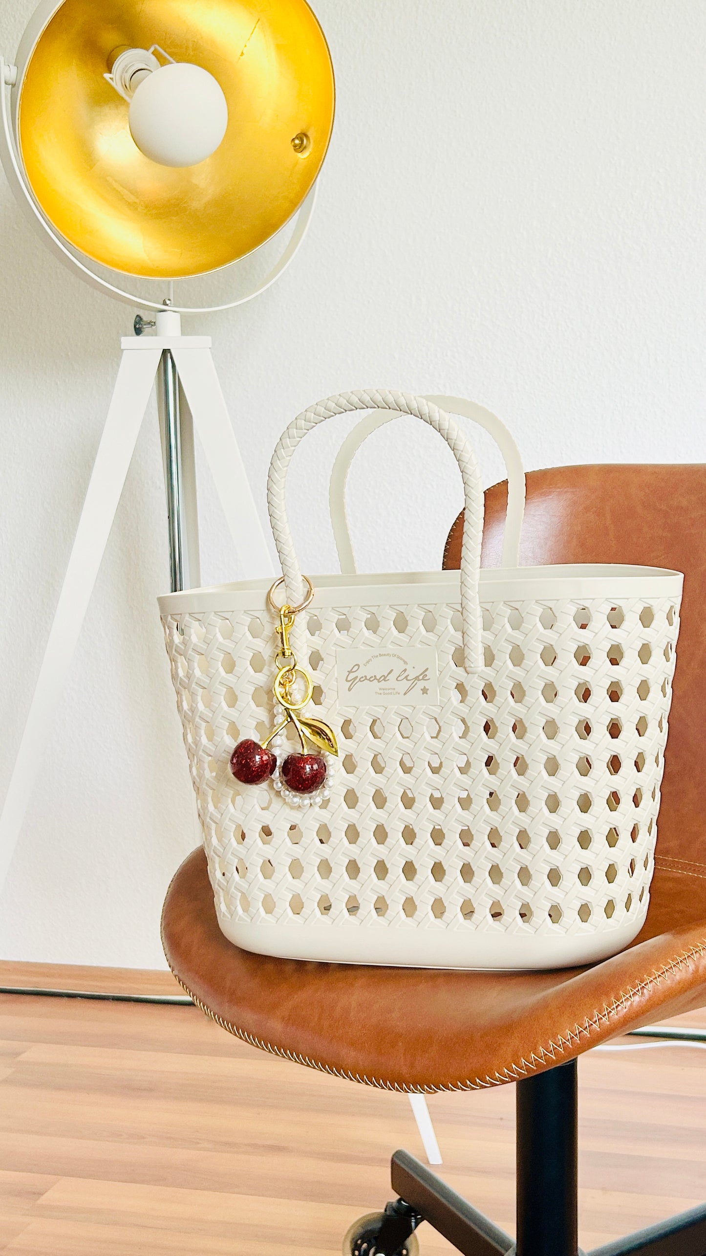 Funkelnder Kirsch-Anhänger. Funkelnder Schlüsselanhänger mit Perlen und Karabiner. In zwei Größen. Gold Cherry Bag Charm