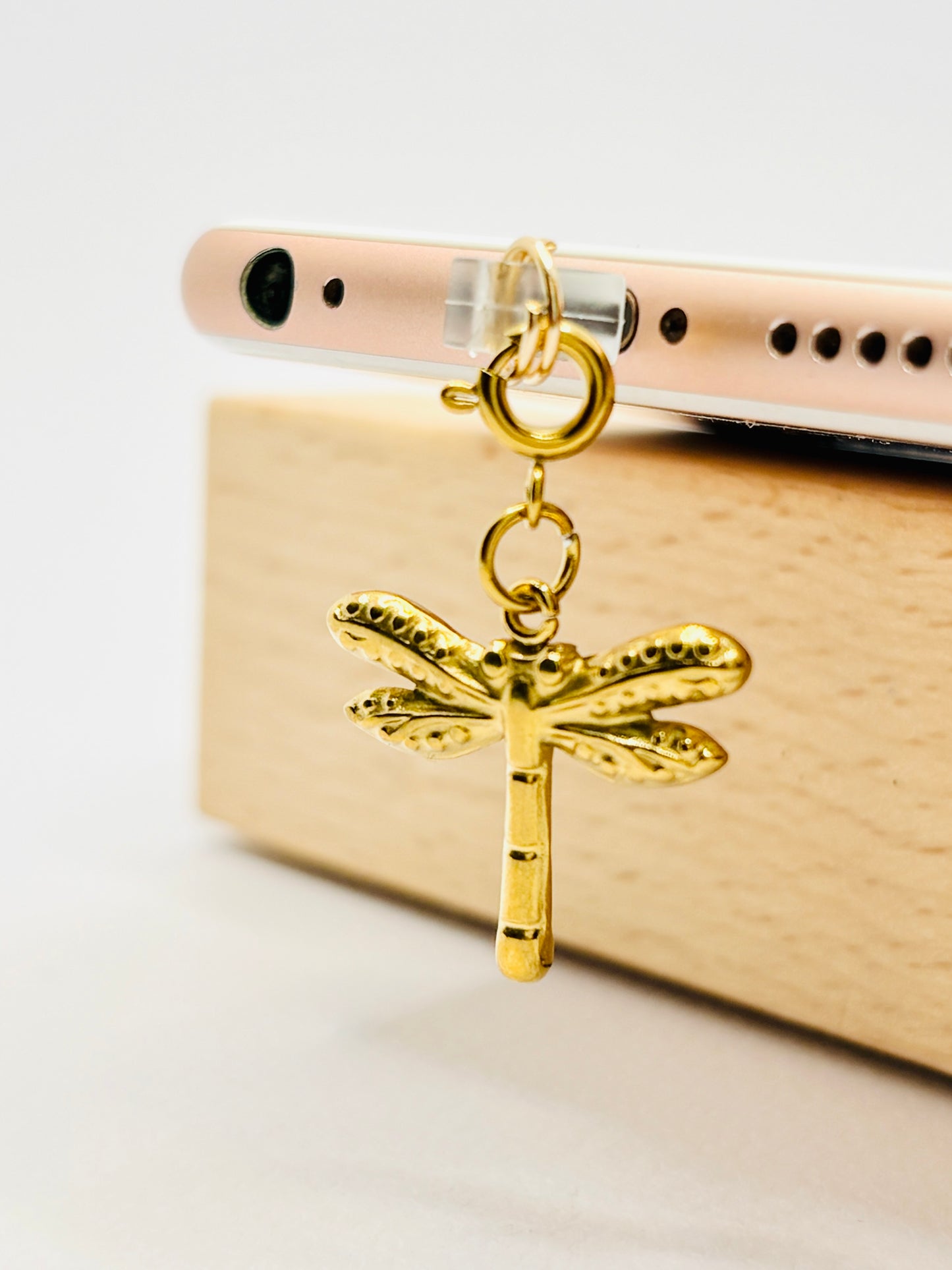 Libelle Handy Charm. Zarte Eleganz und Leichtigkeit fürs Smartphone.