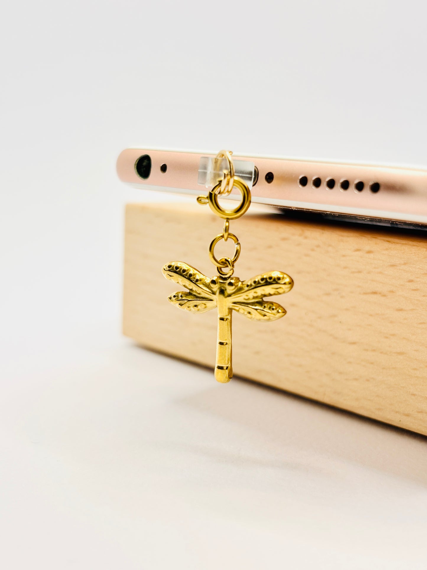 Libelle Handy Charm. Zarte Eleganz und Leichtigkeit fürs Smartphone.