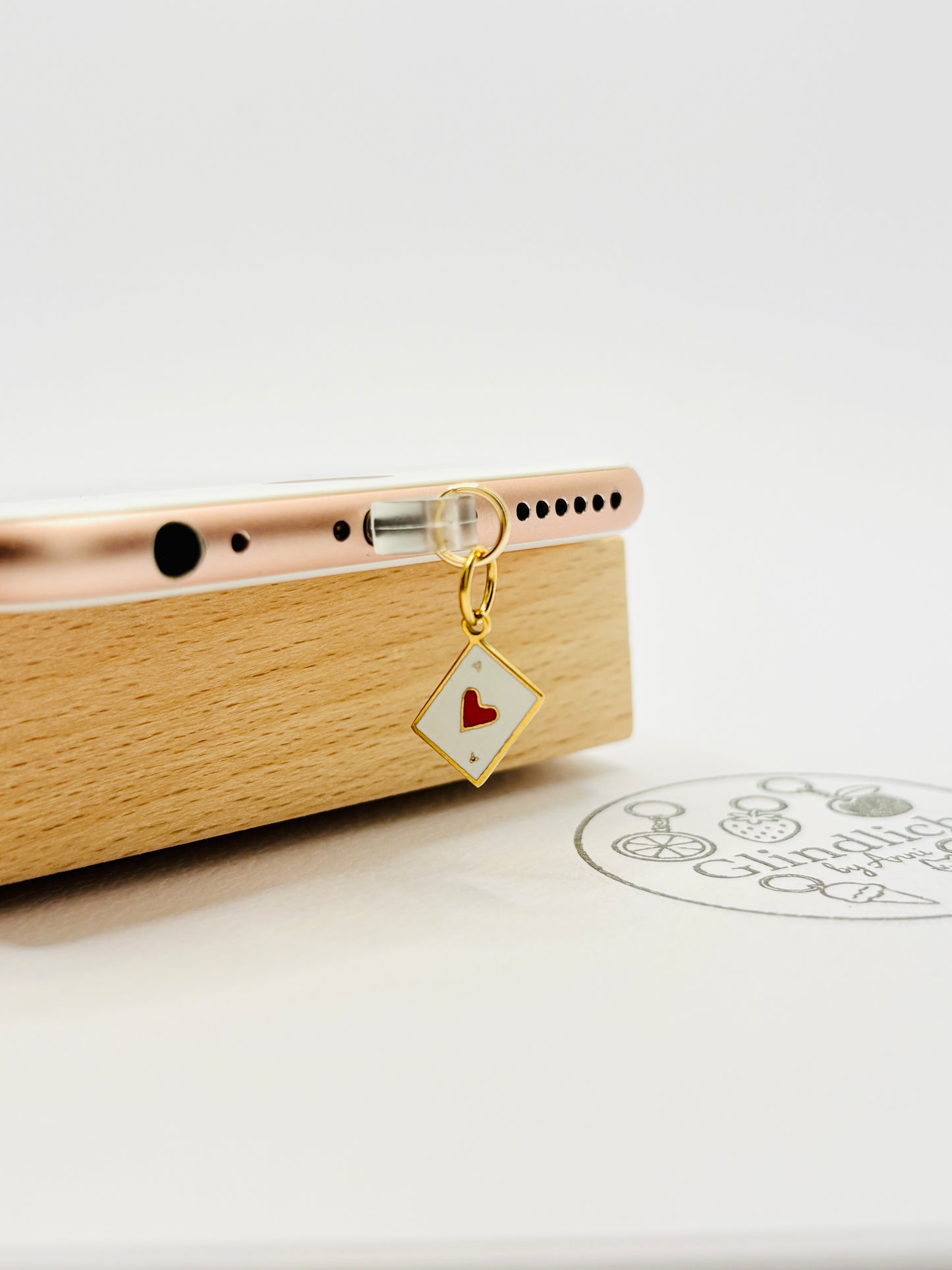 Herz Ass Karte Handy Charm. Symbol für Glück und Mut.