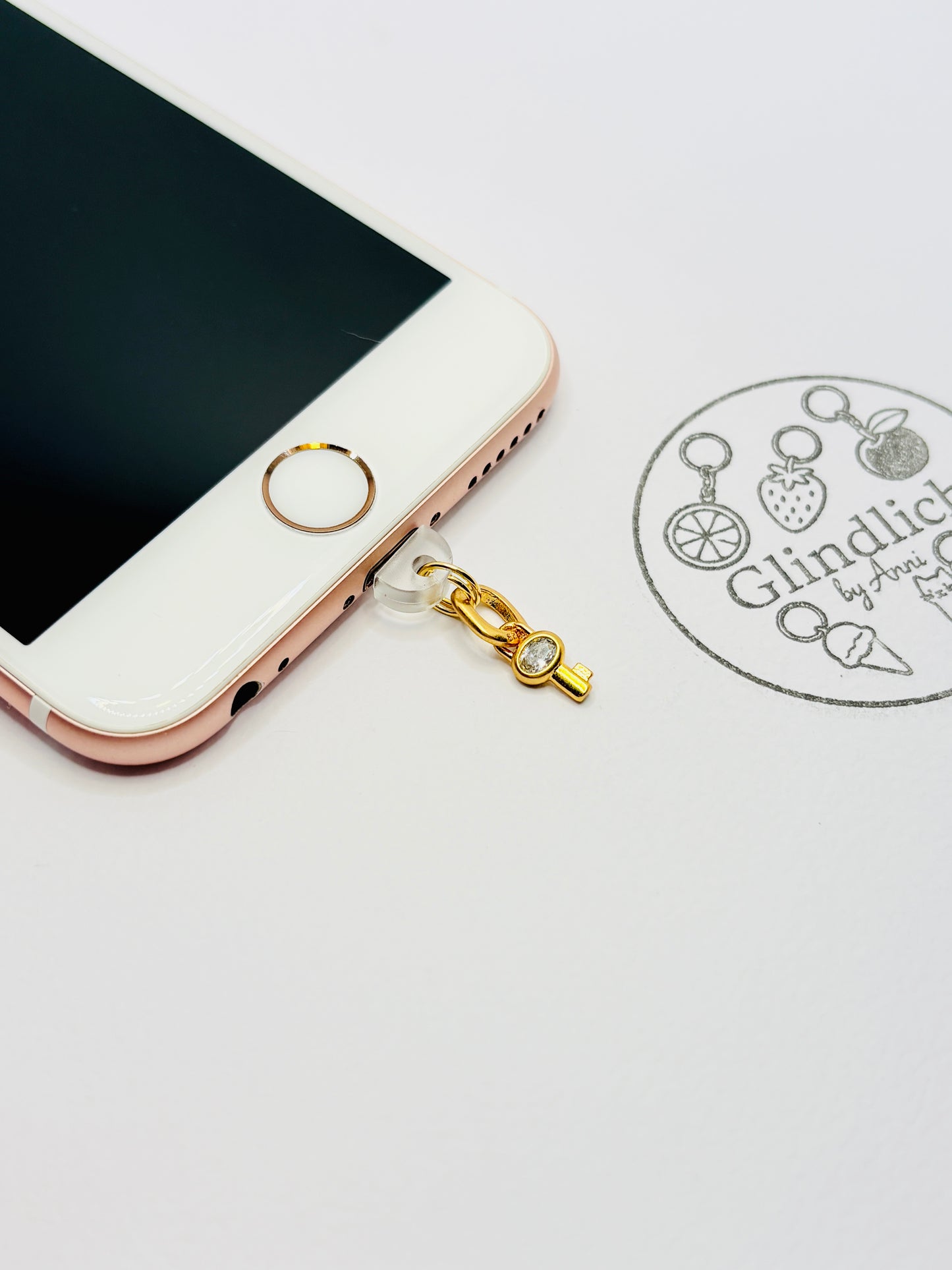 Schlüssel Handy Charm. Symbol für Vertrauen und Verbindung.