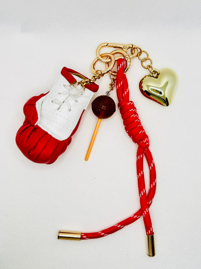 Boxhandschuh Schlüsselanhänger mit Lolli & Herz. Rotes PU-Leder Accessoire für Damen